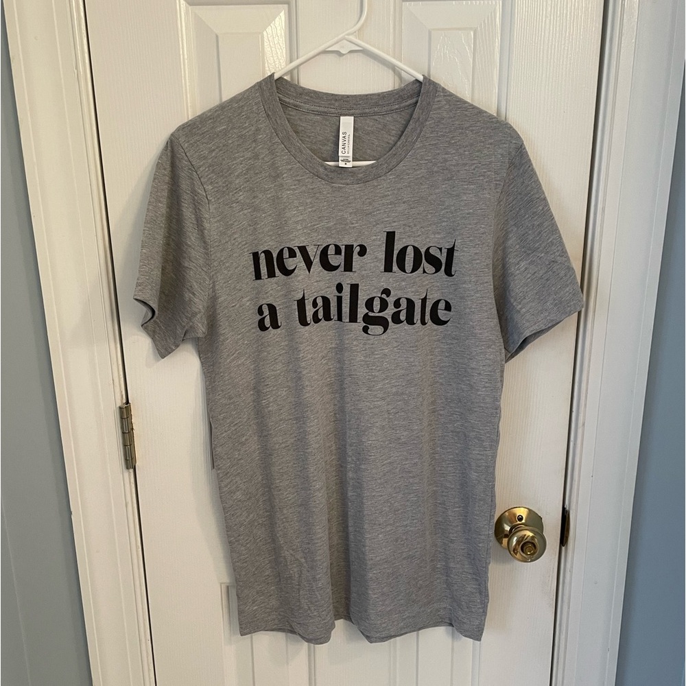 Graphic tee, size M